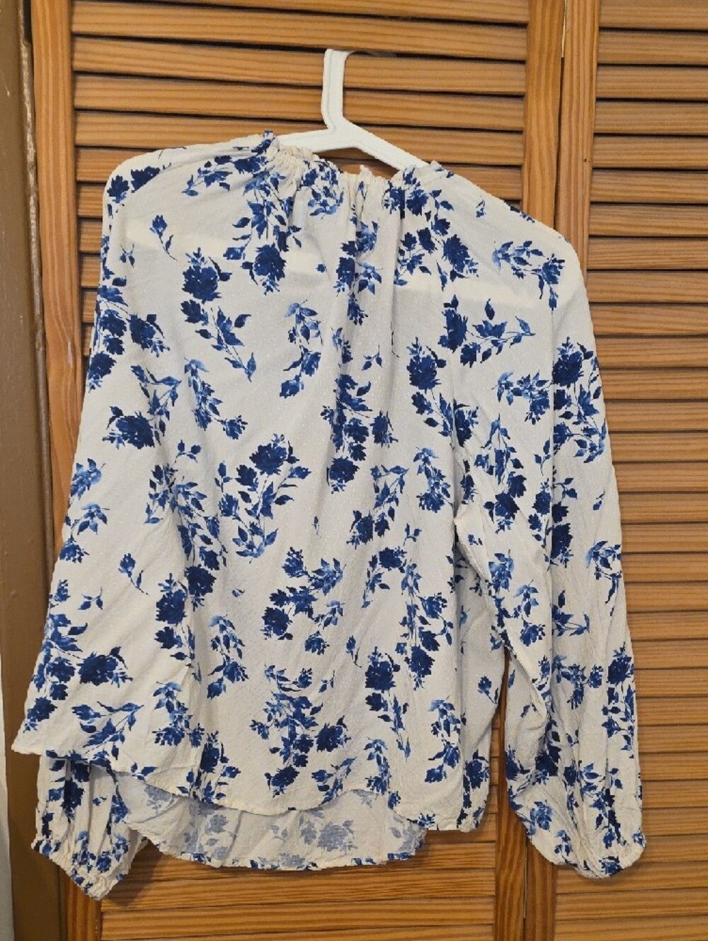 White & Blue Floral V-Neck Long Sleeve Top by Old Navy - Picture 3 of 4